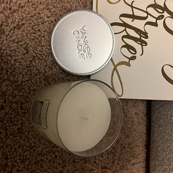 Yankee Candle with Gold Script Sign - Picture 2 of 3